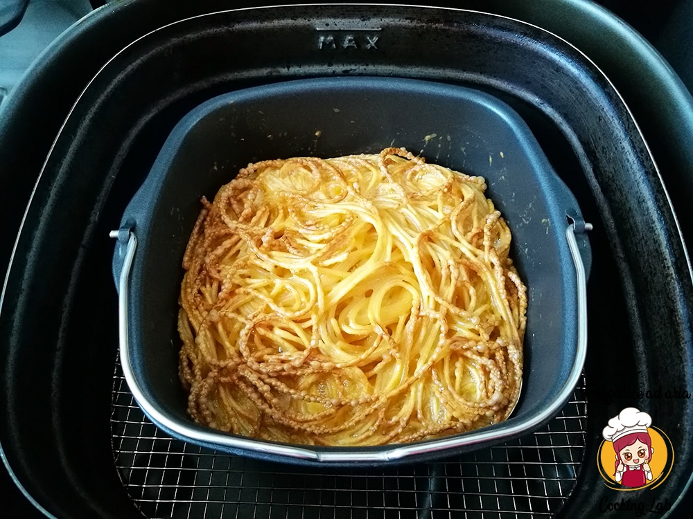 Frittata di spaghetti nella friggitrice ad aria